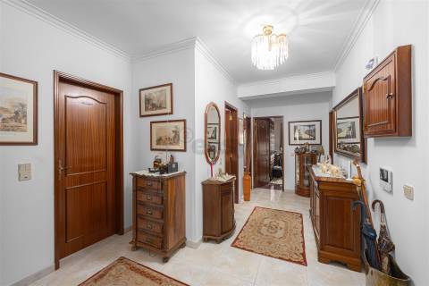 Apartamento T3 com 2 wc grande arrecadação e garagem Box (fração autónoma)