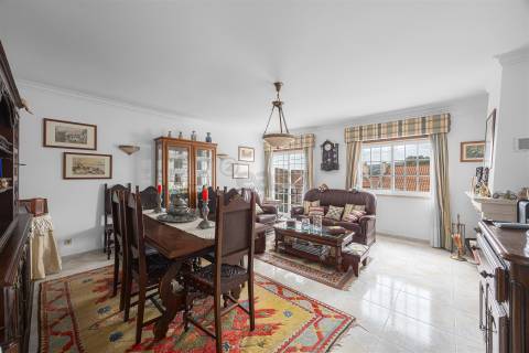 Apartamento T3 com 2 wc grande arrecadação e garagem Box (fração autónoma)