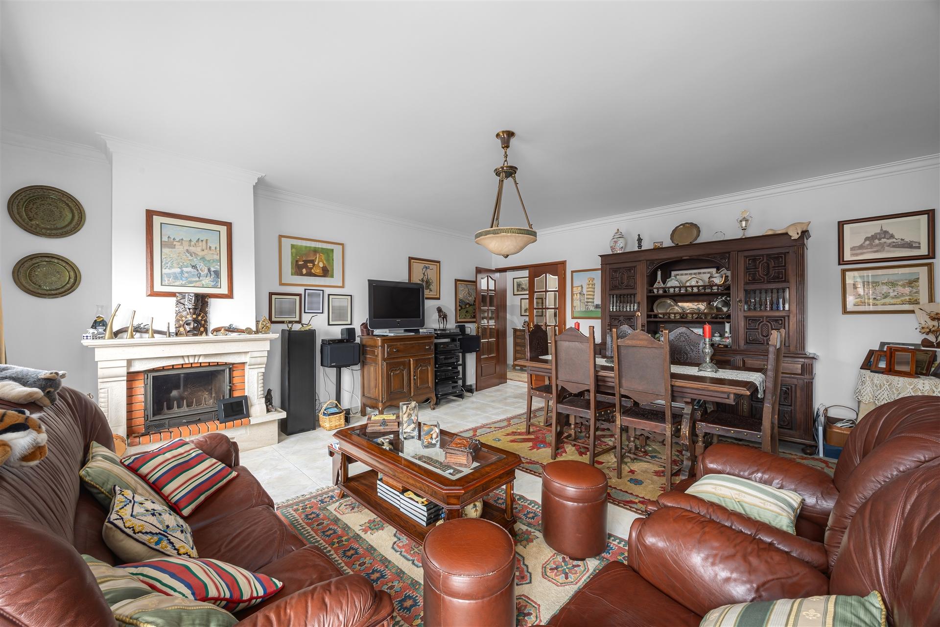 Apartamento T3 com 2 wc grande arrecadação e garagem Box (fração autónoma)