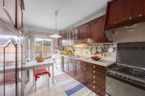 Apartamento T3 com 2 wc grande arrecadação e garagem Box (fração autónoma)