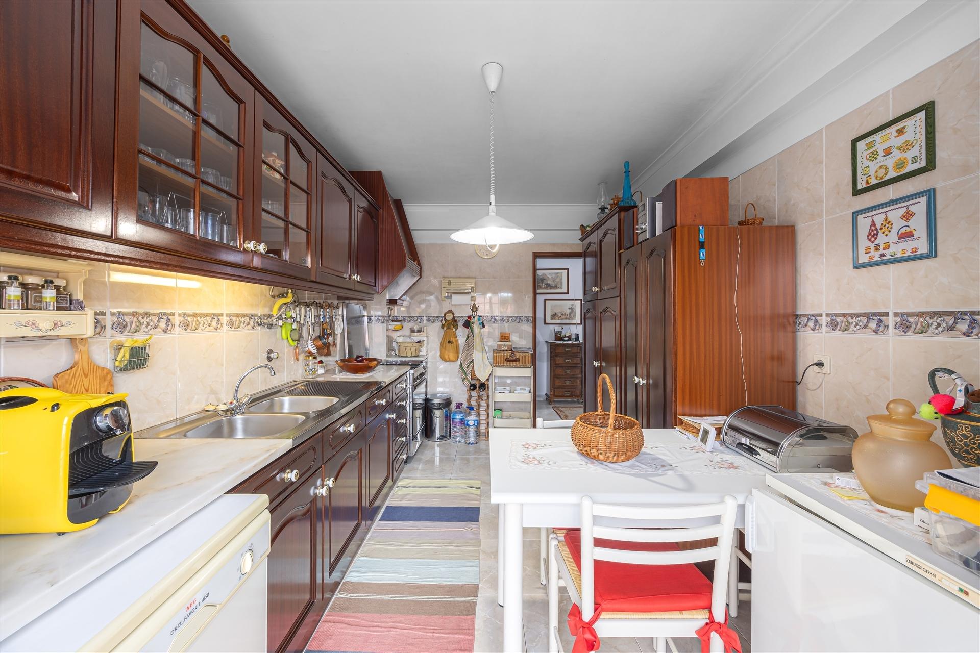 Apartamento T3 com 2 wc grande arrecadação e garagem Box (fração autónoma)