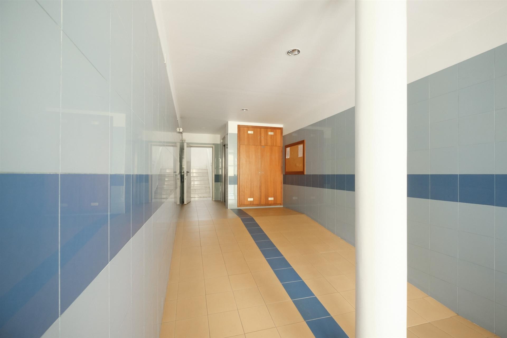 T4 + 1 c/ Varanda, Terraço, Sótão c/ WC + 3 Lugares estacionam/