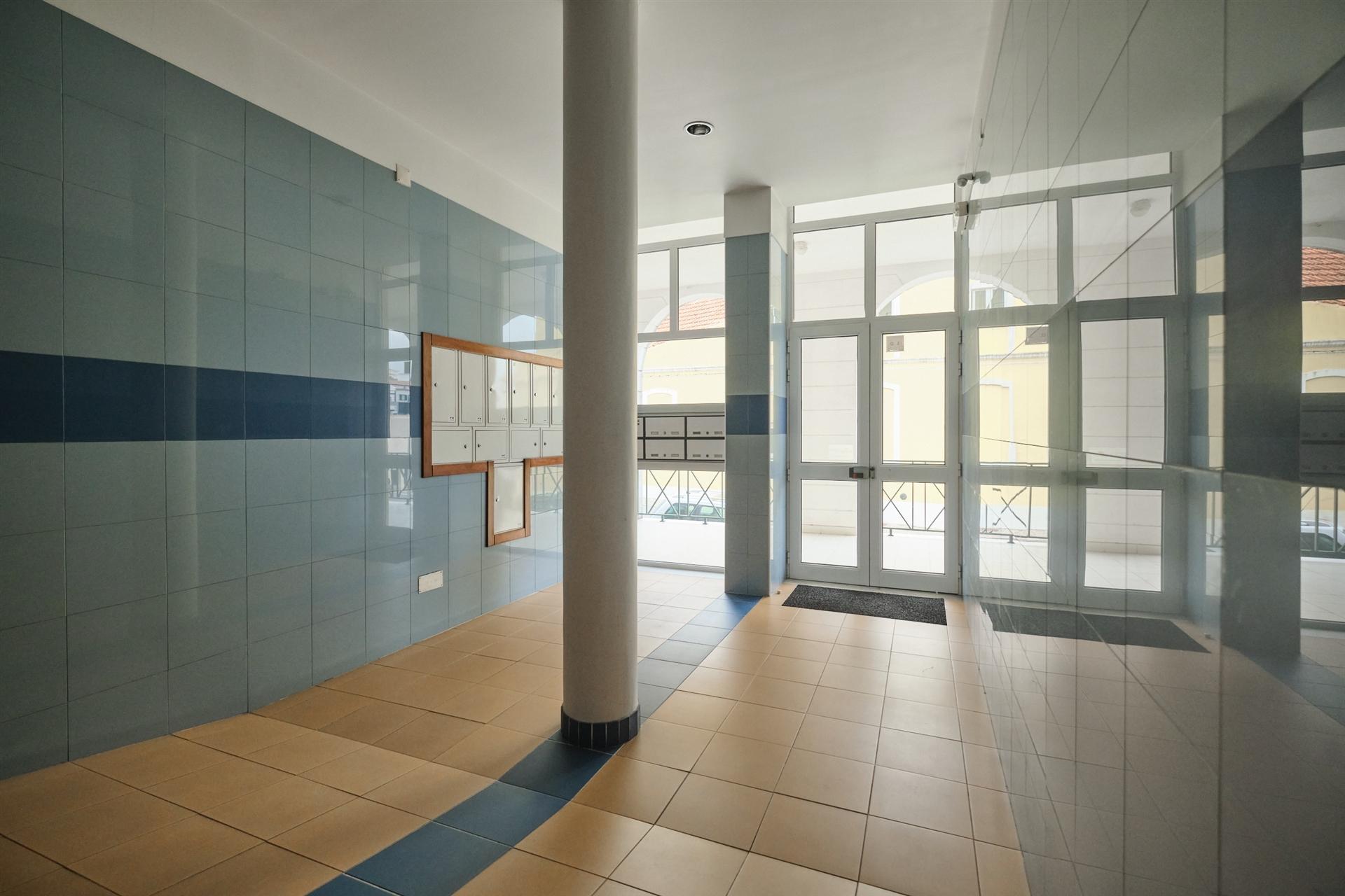 T4 + 1 c/ Varanda, Terraço, Sótão c/ WC + 3 Lugares estacionam/