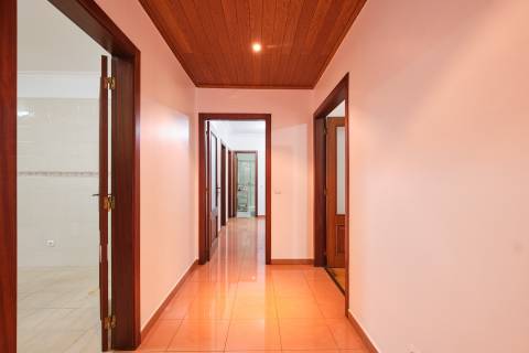 T4 + 1 c/ Varanda, Terraço, Sótão c/ WC + 3 Lugares estacionam/