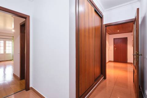 T4 + 1 c/ Varanda, Terraço, Sótão c/ WC + 3 Lugares estacionam/