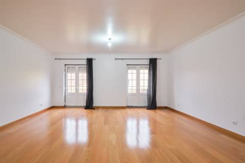 T4 + 1 c/ Varanda, Terraço, Sótão c/ WC + 3 Lugares estacionam/