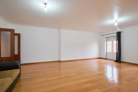 T4 + 1 c/ Varanda, Terraço, Sótão c/ WC + 3 Lugares estacionam/