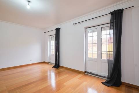 T4 + 1 c/ Varanda, Terraço, Sótão c/ WC + 3 Lugares estacionam/