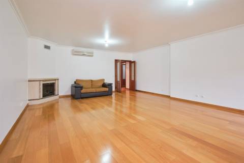 T4 + 1 c/ Varanda, Terraço, Sótão c/ WC + 3 Lugares estacionam/