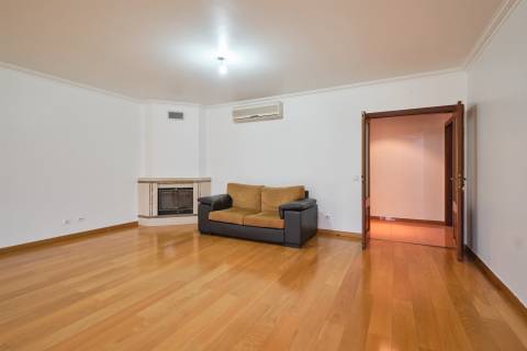 T4 + 1 c/ Varanda, Terraço, Sótão c/ WC + 3 Lugares estacionam/