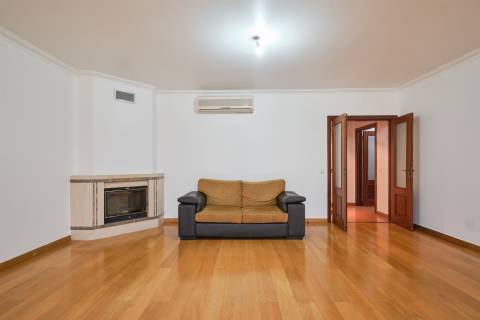 T4 + 1 c/ Varanda, Terraço, Sótão c/ WC + 3 Lugares estacionam/