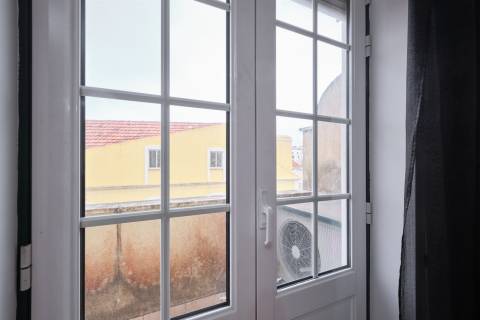 T4 + 1 c/ Varanda, Terraço, Sótão c/ WC + 3 Lugares estacionam/