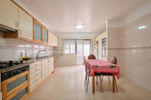 T4 + 1 c/ Varanda, Terraço, Sótão c/ WC + 3 Lugares estacionam/