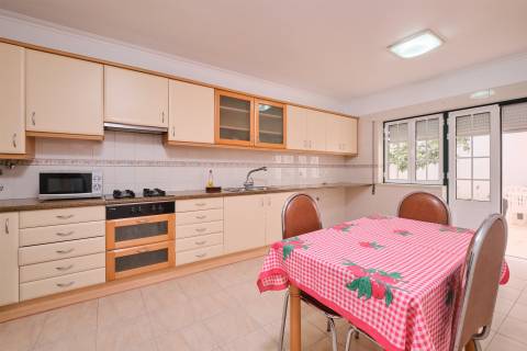 T4 + 1 c/ Varanda, Terraço, Sótão c/ WC + 3 Lugares estacionam/