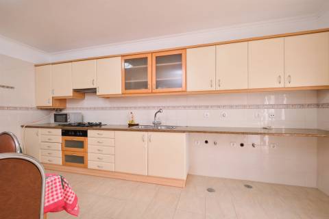 T4 + 1 c/ Varanda, Terraço, Sótão c/ WC + 3 Lugares estacionam/