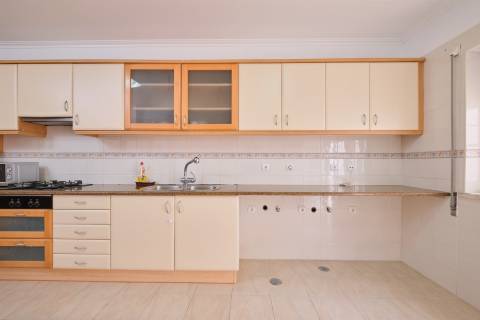 T4 + 1 c/ Varanda, Terraço, Sótão c/ WC + 3 Lugares estacionam/