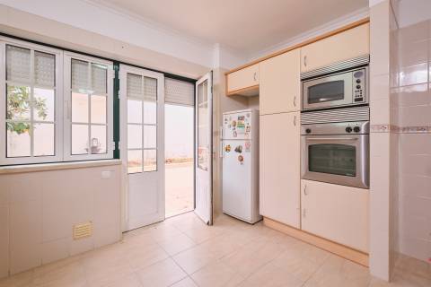 T4 + 1 c/ Varanda, Terraço, Sótão c/ WC + 3 Lugares estacionam/