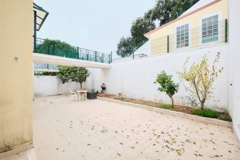 T4 + 1 c/ Varanda, Terraço, Sótão c/ WC + 3 Lugares estacionam/