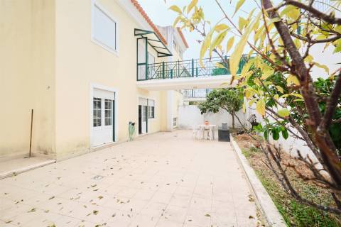 T4 + 1 c/ Varanda, Terraço, Sótão c/ WC + 3 Lugares estacionam/