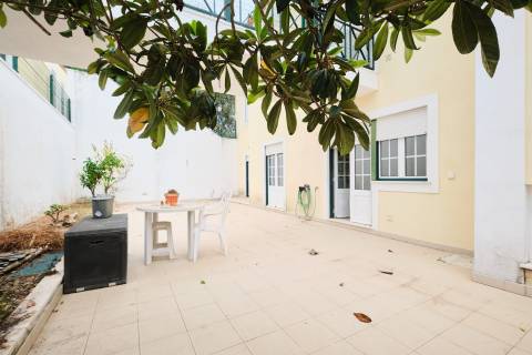 T4 + 1 c/ Varanda, Terraço, Sótão c/ WC + 3 Lugares estacionam/