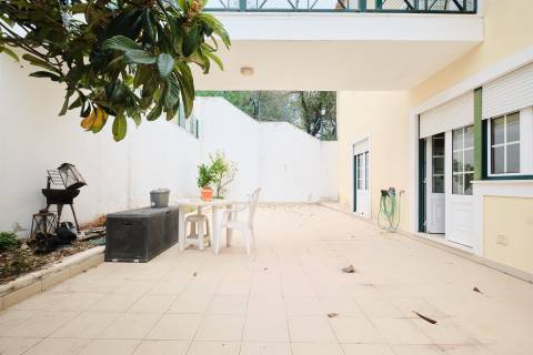 T4 + 1 c/ Varanda, Terraço, Sótão c/ WC + 3 Lugares estacionam/