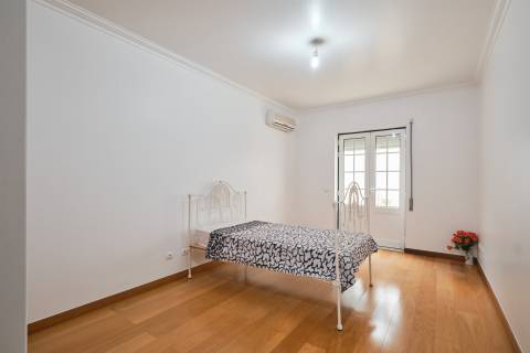 T4 + 1 c/ Varanda, Terraço, Sótão c/ WC + 3 Lugares estacionam/