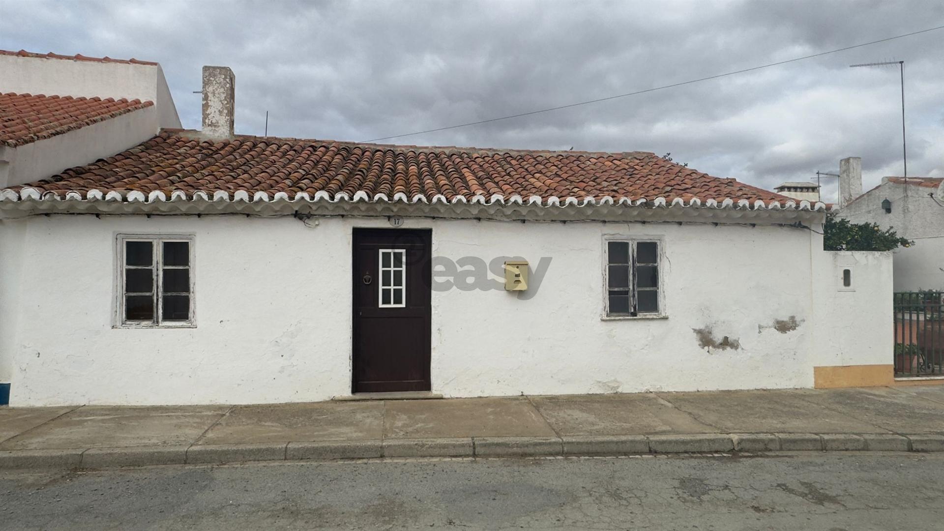 Moradia T2 para remodelar com Quintal, São Marcos da Ataboeira, Castro Verde