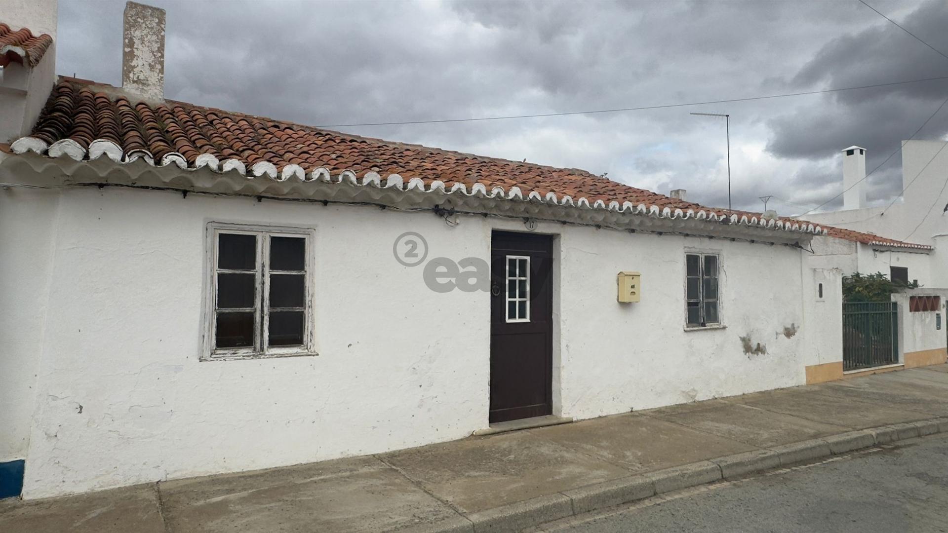 Moradia T2 para remodelar com Quintal, São Marcos da Ataboeira, Castro Verde