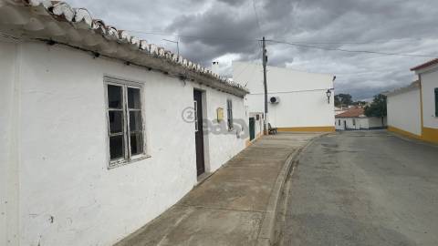 Moradia T2 para remodelar com Quintal, São Marcos da Ataboeira, Castro Verde