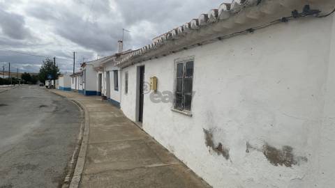 Moradia T2 para remodelar com Quintal, São Marcos da Ataboeira, Castro Verde