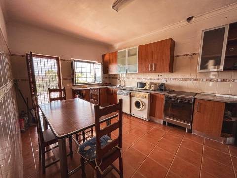 Moradia T2 com Terreno, armazém e parqueamento