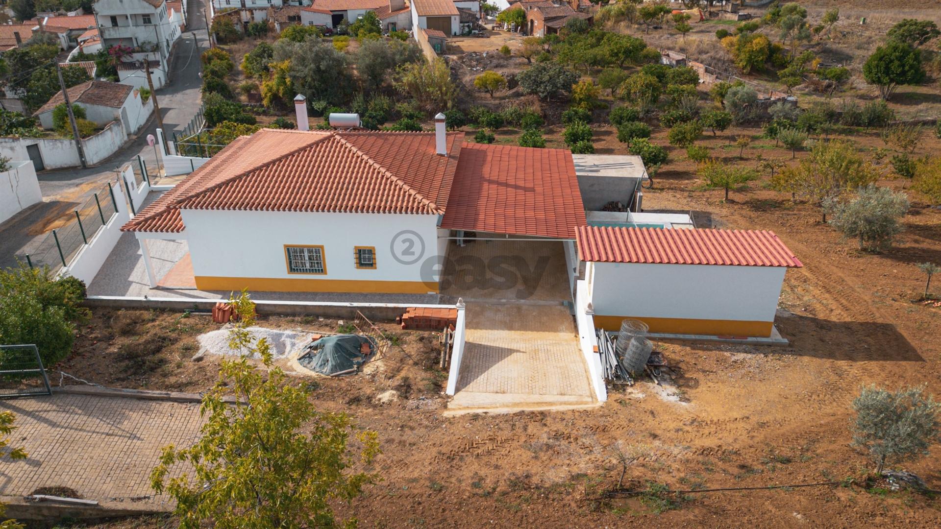 Moradia T2 com Terreno, armazém e parqueamento