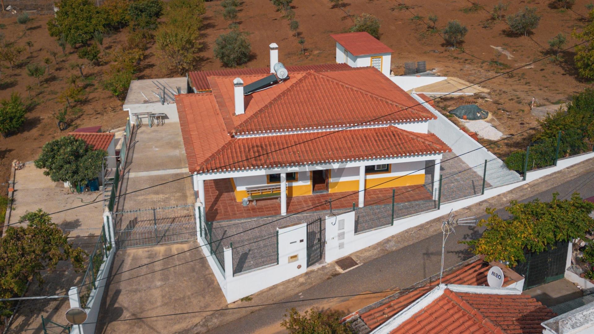 Moradia T2 com Terreno, armazém e parqueamento