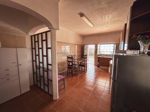 Moradia T2 com Terreno, armazém e parqueamento