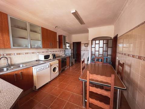 Moradia T2 com Terreno, armazém e parqueamento