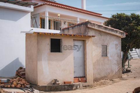 Moradia T2 com Terreno, armazém e parqueamento