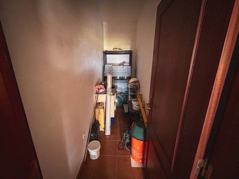 Moradia T2 com Terreno, armazém e parqueamento