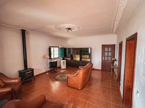 Moradia T2 com Terreno, armazém e parqueamento