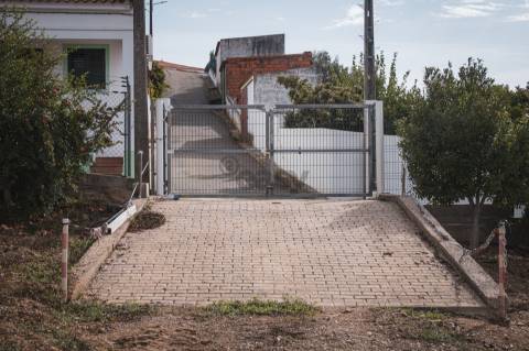 Moradia T2 com Terreno, armazém e parqueamento