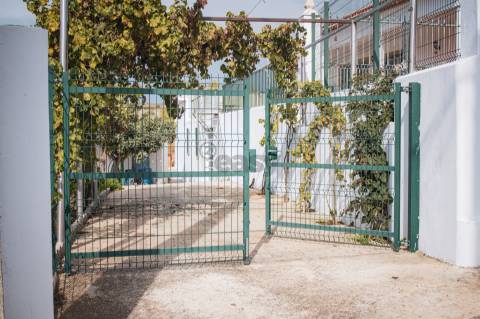 Moradia T2 com Terreno, armazém e parqueamento