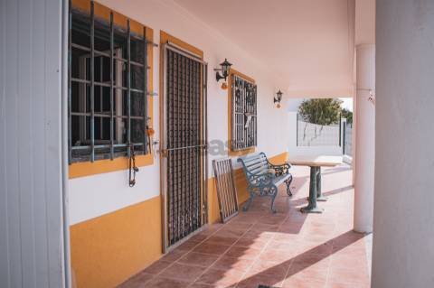 Moradia T2 com Terreno, armazém e parqueamento