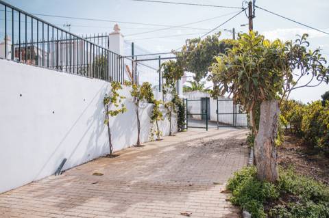 Moradia T2 com Terreno, armazém e parqueamento