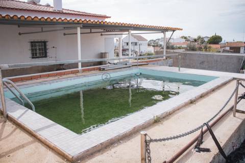 Moradia T2 com Terreno, armazém e parqueamento