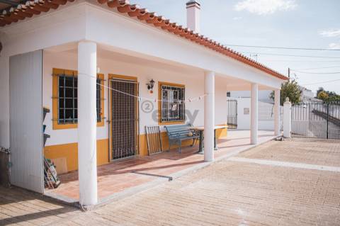 Moradia T2 com Terreno, armazém e parqueamento