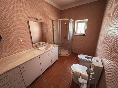 Moradia T2 com Terreno, armazém e parqueamento