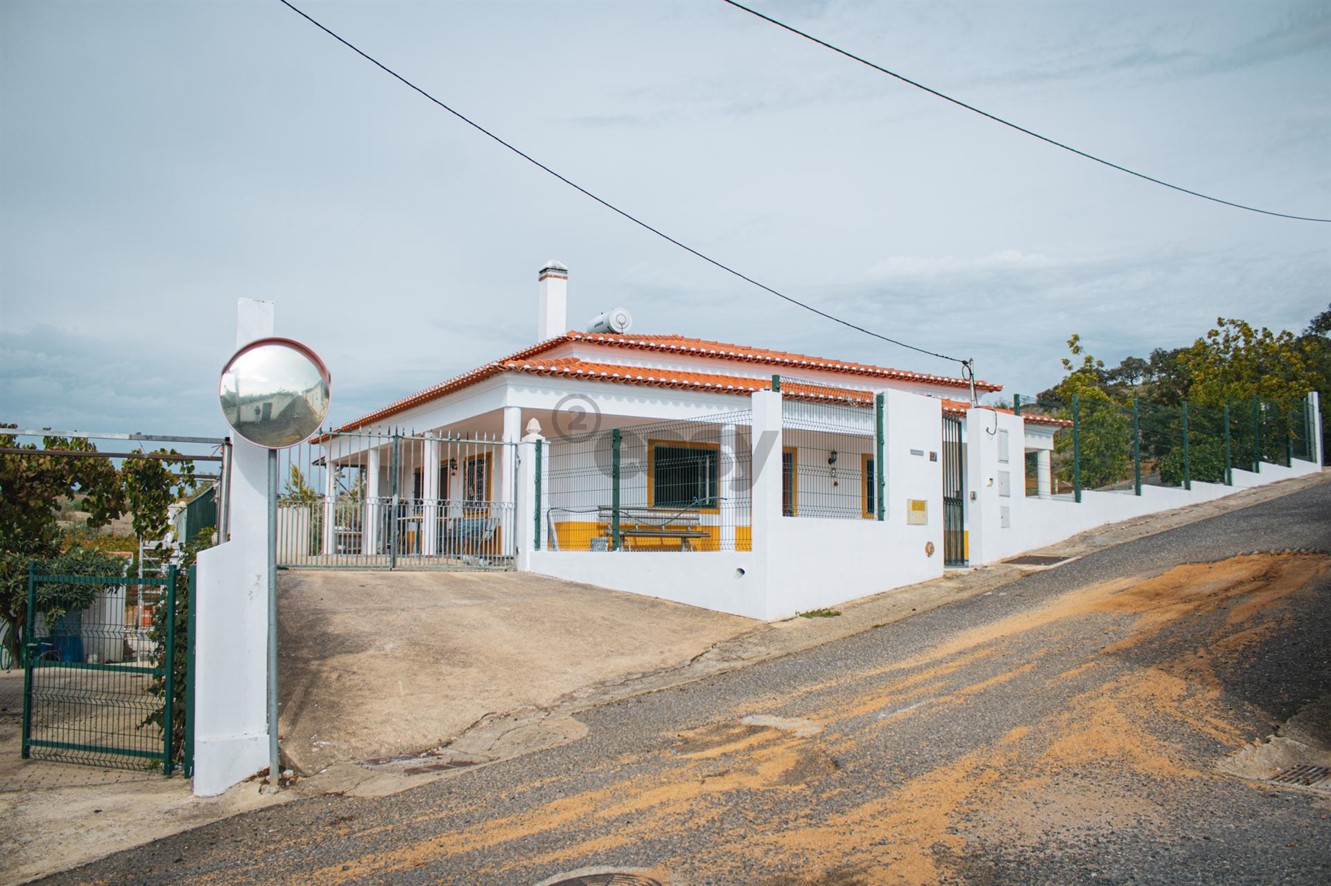 Moradia T2 com Terreno, armazém e parqueamento
