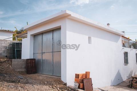 Moradia T2 com Terreno, armazém e parqueamento