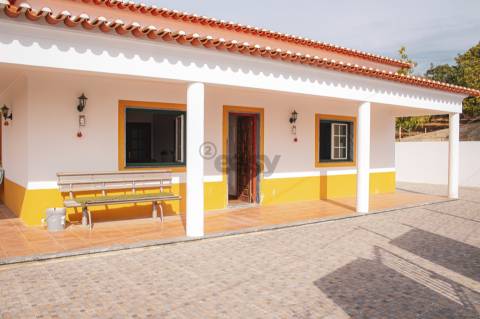 Moradia T2 com Terreno, armazém e parqueamento