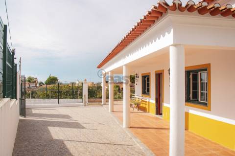 Moradia T2 com Terreno, armazém e parqueamento