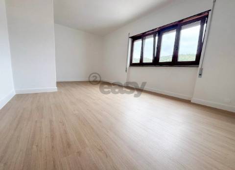 T2 remodelado centro de Sesimbra